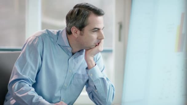 Hombre de negocios mirando sorprendido en la pantalla — Vídeos de Stock