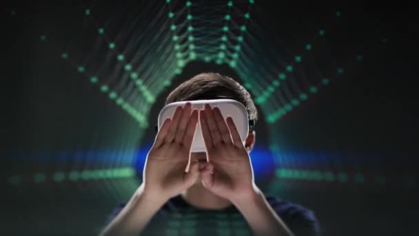 Homme avec casque VR déplacer des choses virtuelles — Video