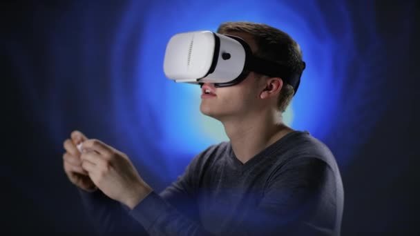 Hombre jugando un juego virtual — Vídeo de stock