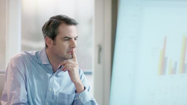 Homme d'affaires réfléchissant avec concentration — Video