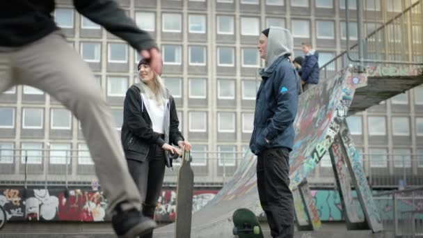 Skaters talar på skatepark — Stockvideo