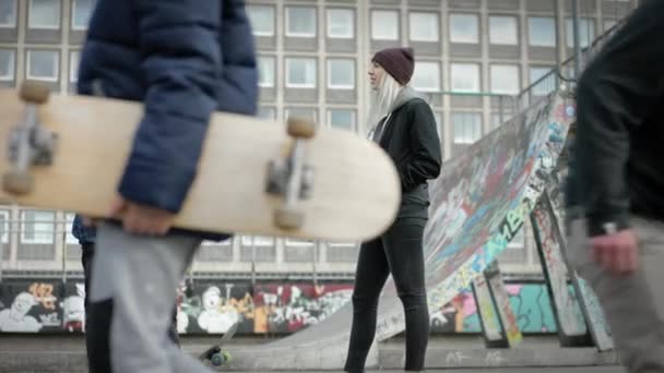 Korcsolyázók beszél a skatepark — Stock videók