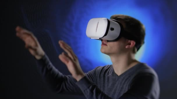 Hombre explorando nuevo mundo virtual — Vídeos de Stock