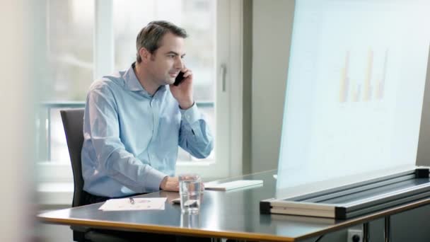 Hombre de negocios hablando por teléfono — Vídeos de Stock