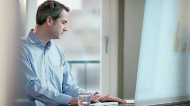 homme d'affaires regardant l'écran 