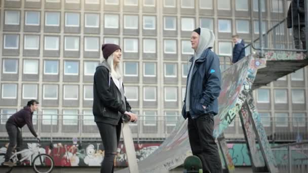 Korcsolyázók beszél a skatepark — Stock videók