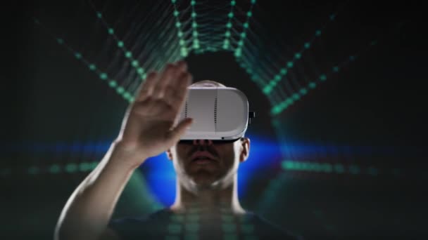 Pria dengan VR headset pergeseran hal-hal maya — Stok Video