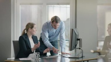 çalışan için yüksek beş veren patron