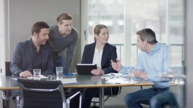 İş kadını kullanmak bir Tablet bilgisayar