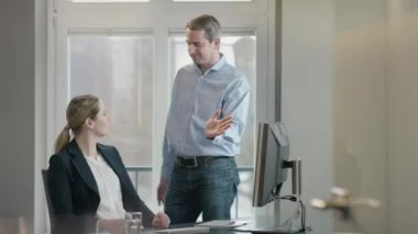 Çak bir beşlik veren arkadaşları