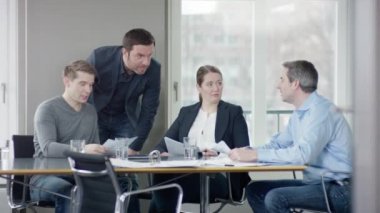  İş adamları başarı bir Meetingroom var