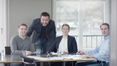 İş insanlar için kamera seyir içine