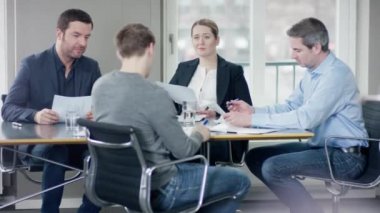 Bir iş görüşmesi var genç adam 