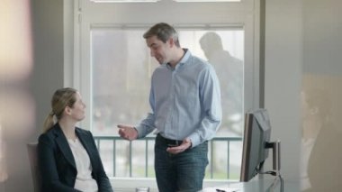 çalışanın çalışmalarına övgü patron