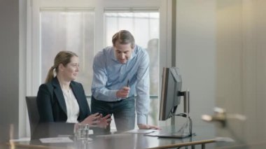 bir çözüm öneren iş adamı