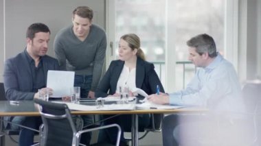  İş adamları bir Meetingroom grubu