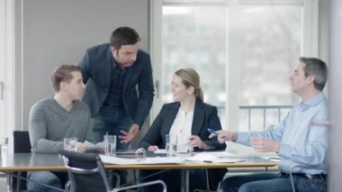  İş adamları bir Meetingroom grubu