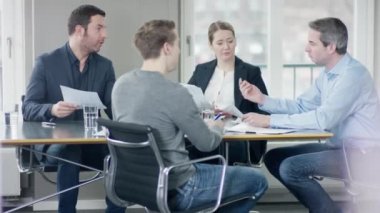 Bir iş görüşmesi var genç adam 