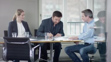 İş adamı bir belge imzalama 