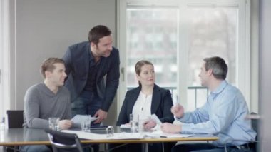 İş adamları başarı bir Meetingroom var