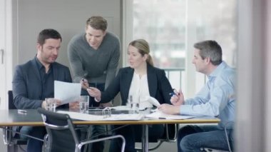 İş adamları başarı bir Meetingroom var