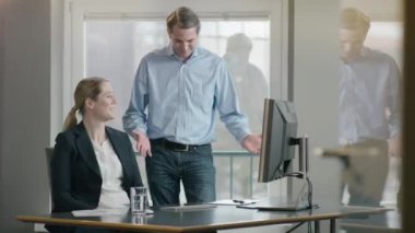 çalışan için yüksek beş veren patron