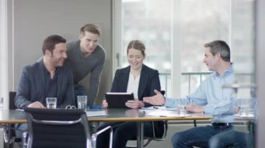 İş kadını kullanmak bir Tablet bilgisayar