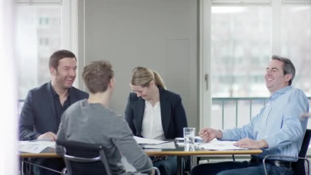 Geschäftsleute lachen bei Treffen — Stockvideo