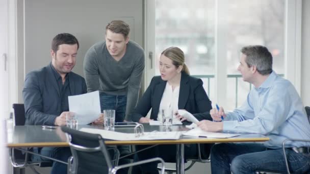 Pessoas de negócios têm sucesso em uma sala de reuniões — Vídeo de Stock