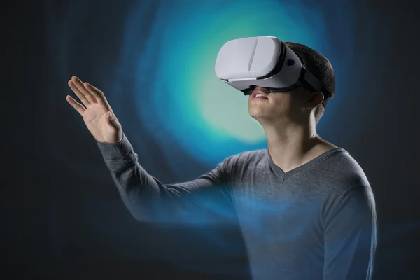 Sanal gerçeklik gözlüğü takan adam.