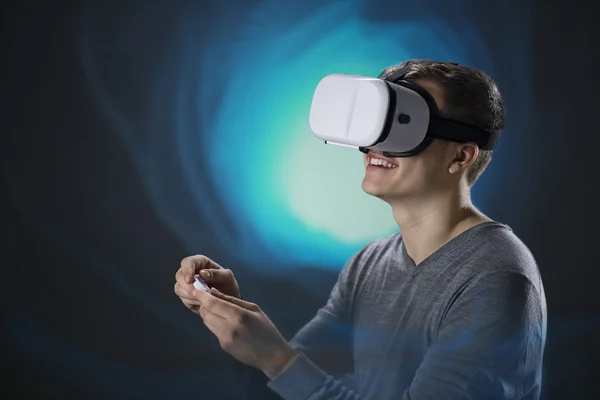 sanal gerçeklik gözlüklerini oyun oynayan adam