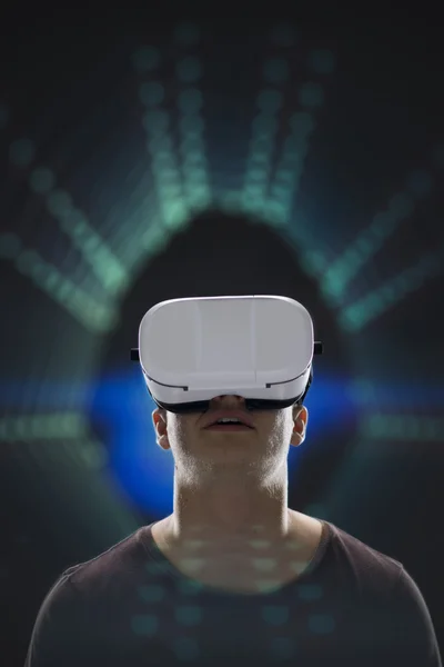 Человек в очках виртуальной реальности — стоковое фото
