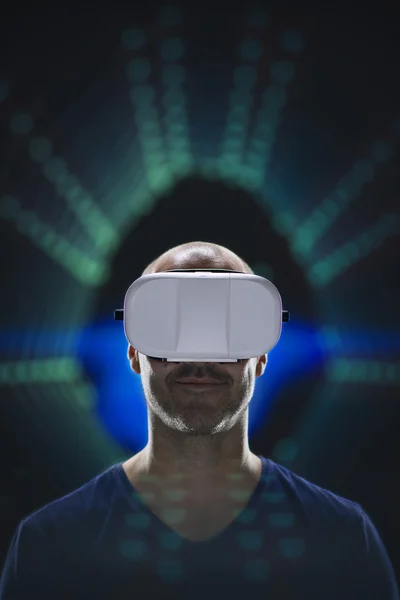 Ο άνθρωπος που χρησιμοποιούν γυαλιά εικονικής πραγματικότητας — Φωτογραφία Αρχείου