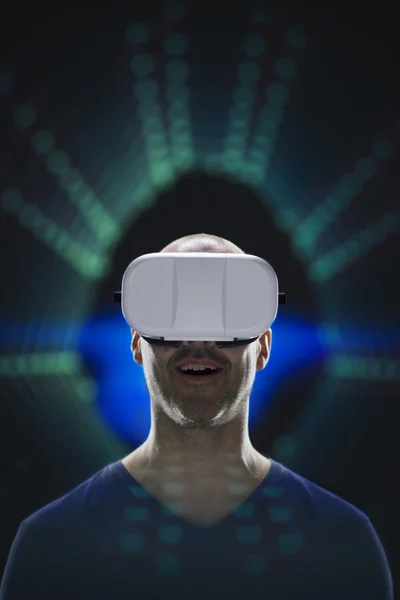 Hombre con auriculares VR — Foto de Stock