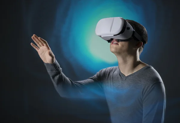 Young man wearing  virtual reality glasses — Stock Photo, Image