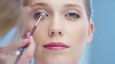 Genç kadın üzerinde çalışma makyaj sanatçısı