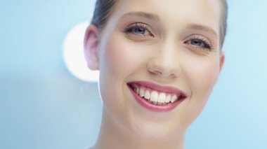 Kadın onun helikopterler gösterir