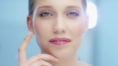 Kadın darbeleri ile parmağını onun yüzüne