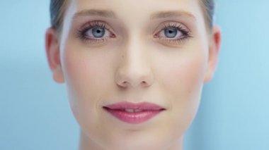  Kadın onun helikopterler gösterir