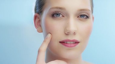 Kadın darbeleri ile parmak onun yüzüne