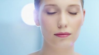 Kadın gülümsüyor kameraya