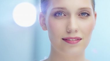 Kameraya gülümseyen kadın