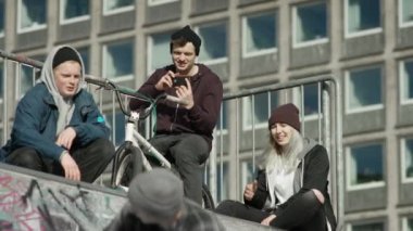 Çocuk bir Skater hileci performans video yapma