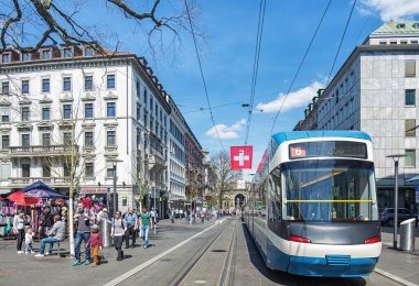 Zürih'te Bahnhofstrasse cadde boyunca görüntülemek