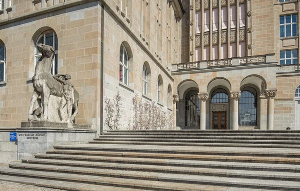 Ingången till Zürichs universitet byggnaden. — Stockfoto
