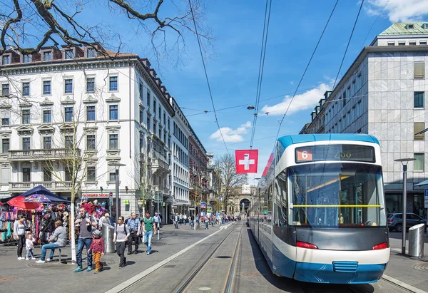 Zobacz wzdłuż ulicy Bahnhofstrasse, w Zurychu — Zdjęcie stockowe