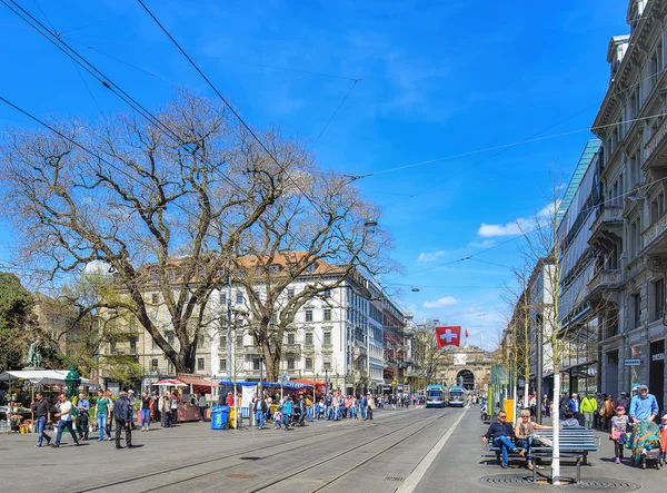 Visa längs shoppinggatan Bahnhofstrasse i Zürich, Schweiz — Stockfoto