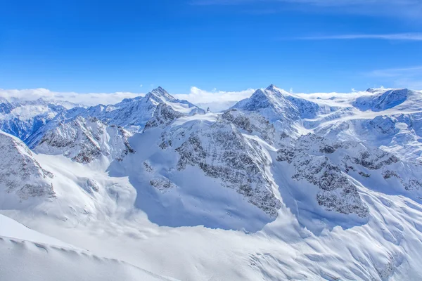 -Alpokra a fellegekben Mt. Titlis-Svájc — Stock Fotó