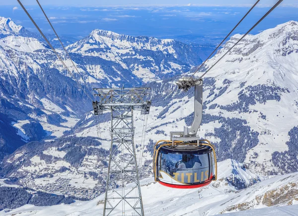铁力缆车缆车在瑞士的铁力士山 — 图库照片
