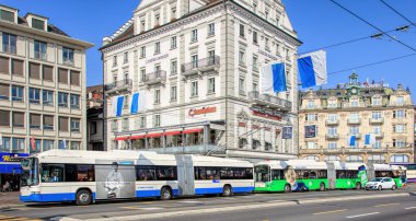 Trolleybuses Schwanenplatz Meydanı Lucerne, İsviçre